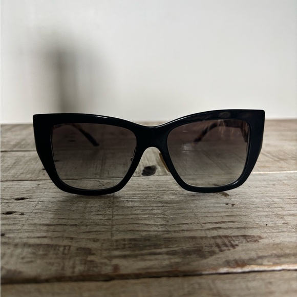 Elegant PRADA Black Cateye Sunglasses - Picture 1 of 7